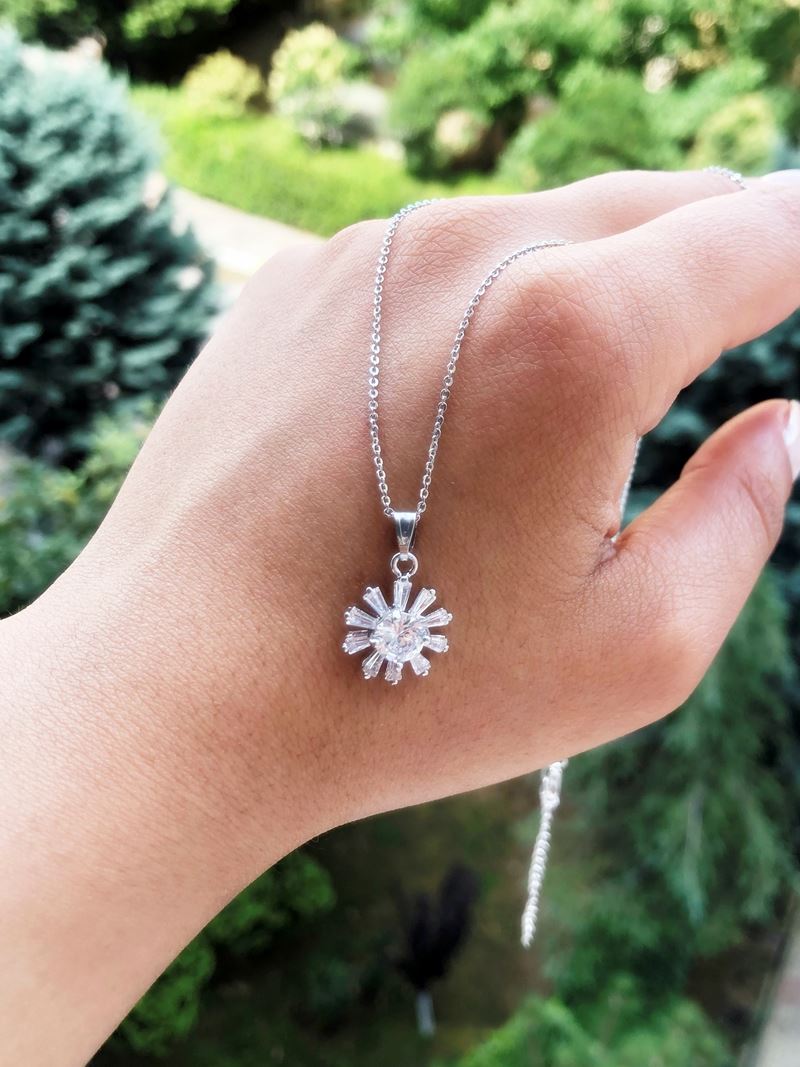 Taki | Zircon Stone Daisy Model Women's Necklace - TryAladdin